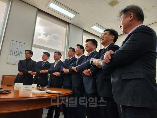 지난달 9일 국회에서 열린 국정협의체 첫 실무협의에서 참석자들이 손을 잡고 기념촬영을 하고 있다. 안소현 기자